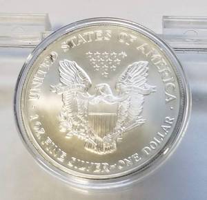 lot 47 image: 2004 AMERICAN SILVER EAGLE 1 TROY OZ. .999 FINE SILVER IN AIRTITE
