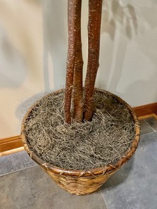 lot 6 image: Fabulous Faux Tree