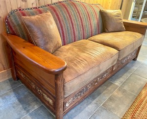 lot 13 image: Outstanding Sofa by Old Hickory