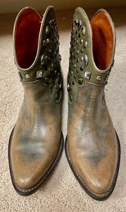 lot 33 image: Lucky Brand Studded Boots