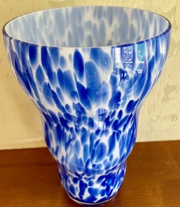 lot 70 image: Pretty Glass Vase by Panache