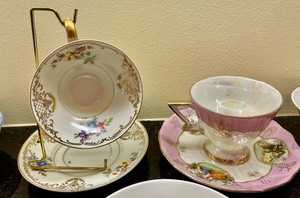 lot 209 image: Terrific Teacups and More