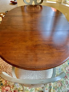 lot 225 image: Nichols and Stone Dining Table and 4 Chairs by Vanguard Furniture