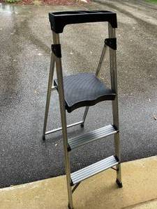 lot 100 image: Aluminum Step Ladder
