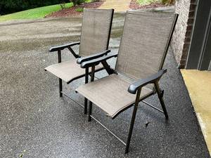 lot 128 image: 2 Folding Patio Chairs