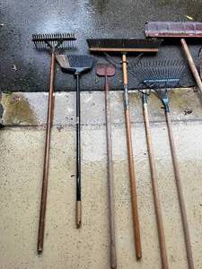 lot 129 image: Long Handled Tool Lot