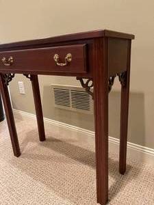 lot 148 image: Ethen Allen Accent Table