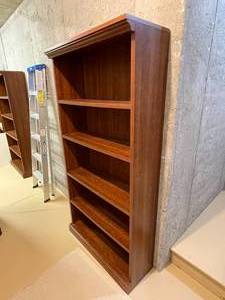 lot 165 image: 5 Shelf Wooden Bookcase
