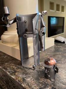 lot 184 image: Fun Metal Golfer Wine Bottle Holder
