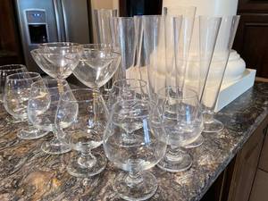 lot 185 image: Clear Glass Lot