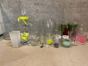lot 189 image: Large Lot of Glass Vases in Assorted Sizes