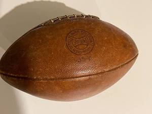 lot 290 image: Vintage U Of M J5-V Spalding Football