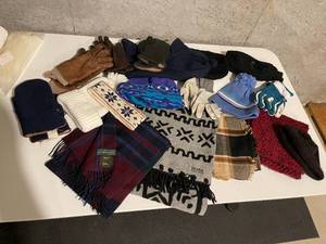 lot 298 image: Scarfs, Hats, Gloves and Mittens