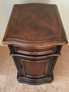 lot 145 image: Hooker Furniture Accent Table with Single Drawer
