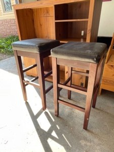 lot 3 image: Stools block seat vinyl