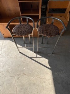 lot 4 image: Stools cloth seat metal