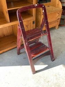 lot 10 image: Wood step stool