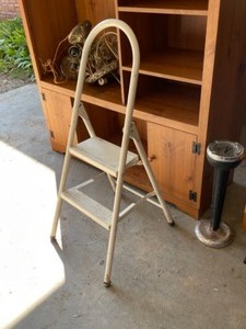 lot 17 image: White Step Stool