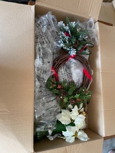 lot 20 image: Wreath with Rubbermaid Storage Bag and Box with Wreaths
