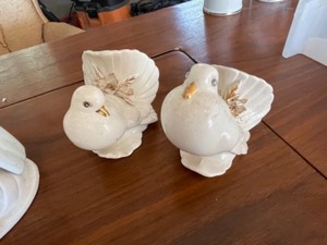 lot 37 image: Vintage Virgin Mary Porcelain Night Light and Porcelain Angels 