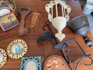 lot 43 image: Wall hooks and decor