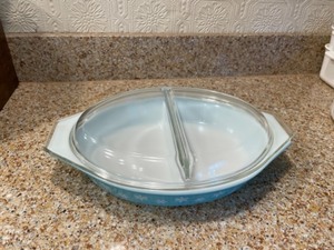 lot 79 image: Vintage Pyrex Oval Divided Dish