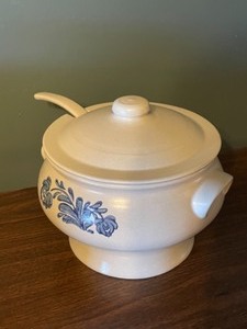 lot 118 image: Vintage Pfaltzgraff Stoneware Yorktowne Soup Tureen with Ladle