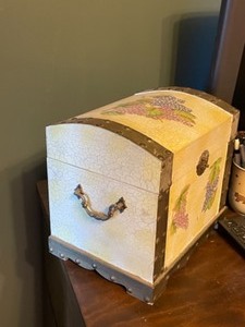 lot 122 image: Small Decorative Chest