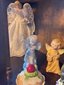 lot 125 image: Varity of Angels, Cardinal, Swan Music Box