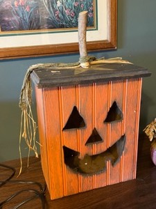 lot 138 image: Wood Lighted Jack O Lantern, Pumpkin Scarecrow