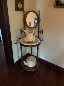 lot 141 image: Beautiful Vintage Washstand