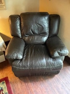 lot 154 image: Comfortable Chair with Electric Recline