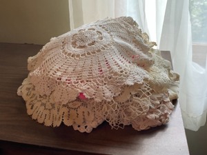 lot 187 image: Vintage Doilies Crochet, Lace Ect.