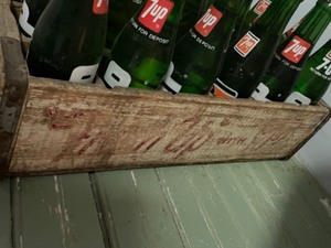 lot 188 image: Vintage 7UP Wood Crate with 24 unopened 7UP Bottles