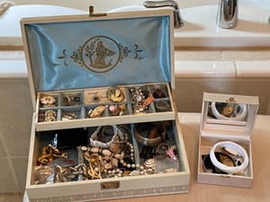 lot 201 image: Nice Vintage Jewelry Box with Jewelry