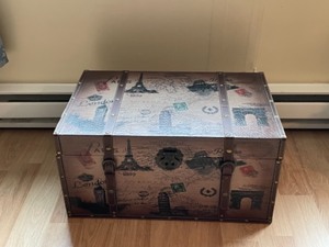 lot 218 image: Decorative Trunk
