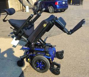 lot 2 image: WOWOW LIKE NEW LOW LOW MILES 2020 QUANTUM REHAB Q6 EDGE 3.0 POWER MOVE, TILT & RECLINE WHEELCHAIR WITH ENHANCED SUSPENSION, USB CHARGER IN HAND CONTROL, FENDER LIGHTS, 2 CHARGERS, UP TO 6MPH, ILEVEL COMPATIBLE & MORE - THERE IS A MODEST RESERVE