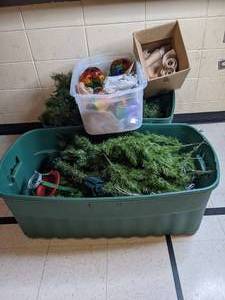 lot 351 image: Deck the Halls w Boughs, Burlap and Rainbows