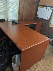 lot 330 image: Beautiful L-Shaped Office Desk