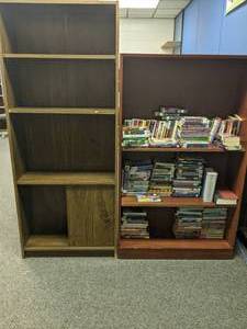lot 147 image: Set of (2) Bookshelves w Lot of Books (Lot 22) 