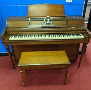 lot 131 image: Beautiful Piano by Everette Piano Co. w Bench