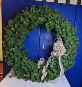 lot 195 image: Set of (8) 40 Wreaths with Lights