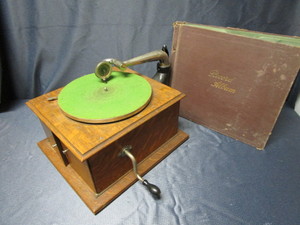 lot 20 image: Victor Talking Machine