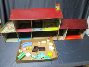 lot 21 image: Marx Vintage Dollhouse
