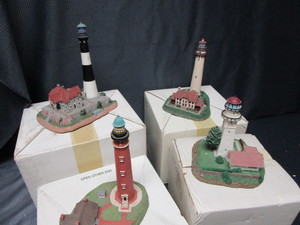 lot 45 image: Danbury Mint Lighthouses