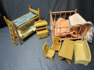 lot 53 image: Wooden Doll Furniture
