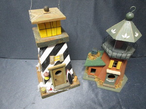 lot 62 image: Birdhouses