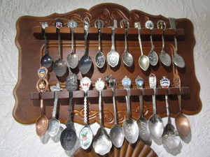 lot 103 image: Collector Spoons & Rack