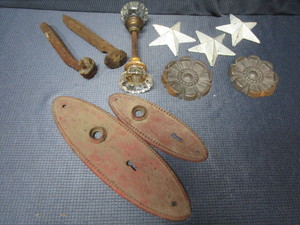 lot 139 image: Glass Door Knobs & Dcor