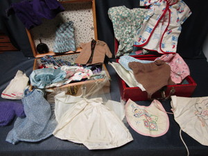 lot 160 image: Doll Suitcases